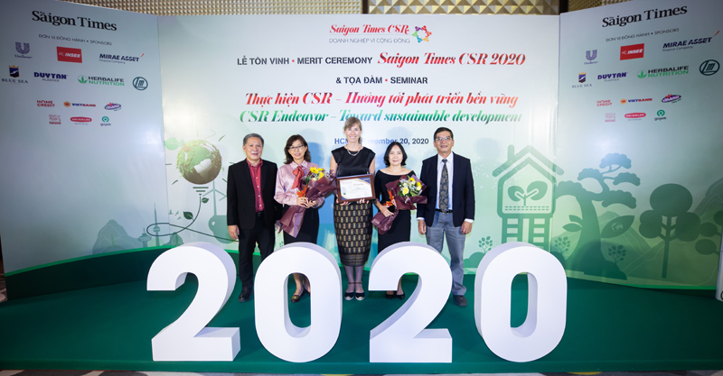Đại diện HEINEKEN Việt Nam nhận giải thưởng “Doanh Nghiệp Vì Cộng Đồng – Saigon Times CSR 2020”