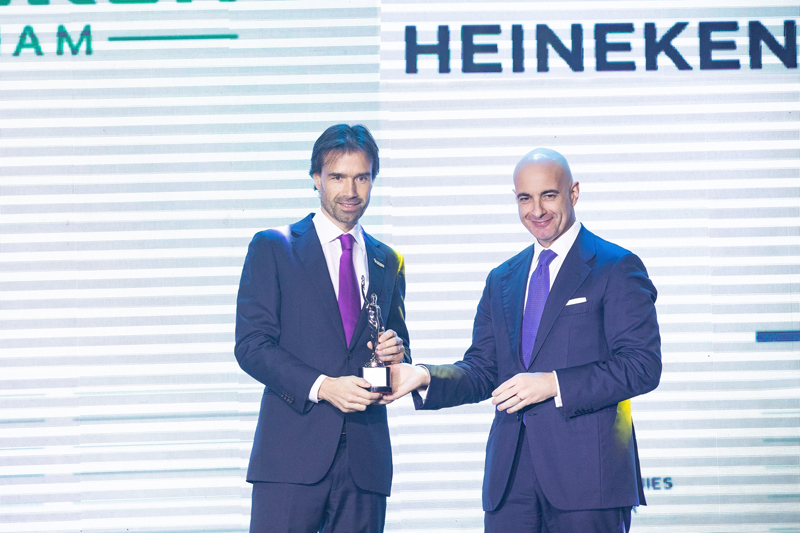 Ông Alexander Koch, Tổng Giám đốc Điều hành HEINEKEN Việt Nam (trái) nhận Giải thưởng doanh nghiệp có môi trường làm việc tốt nhất tại châu Á năm thứ ba liên tiếp